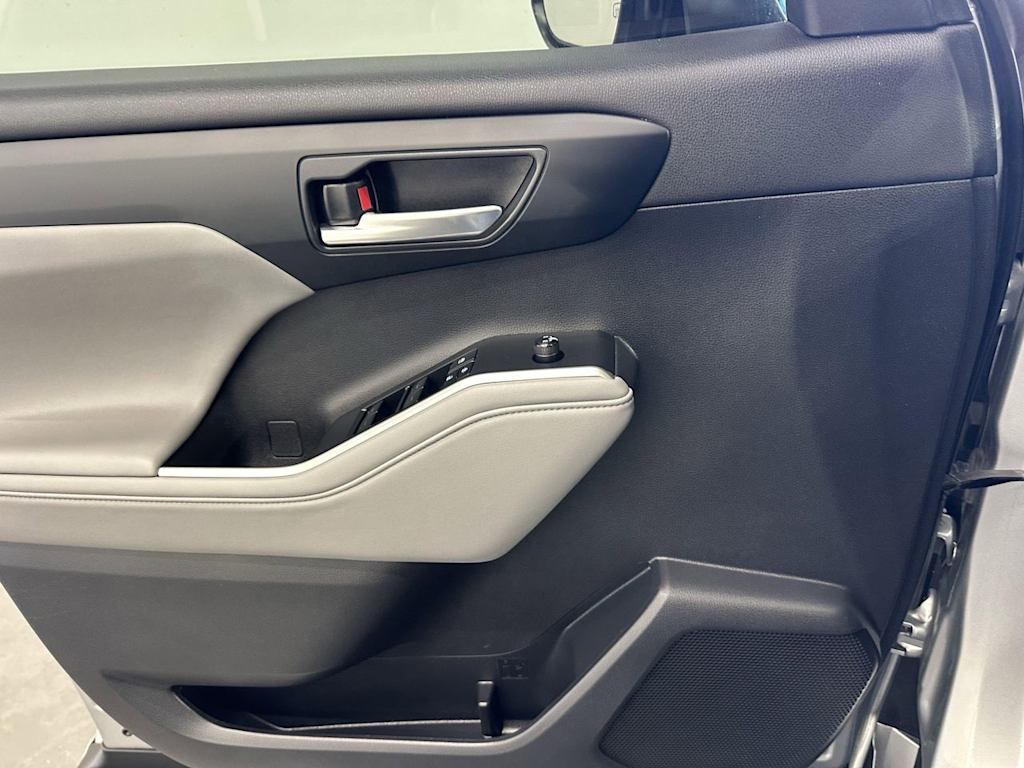 Thumbnail: 2022 Toyota Highlander - 19