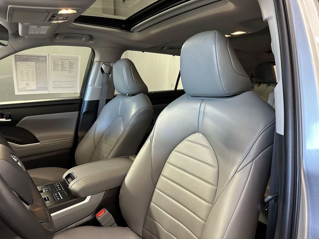 Thumbnail: 2022 Toyota Highlander - 8