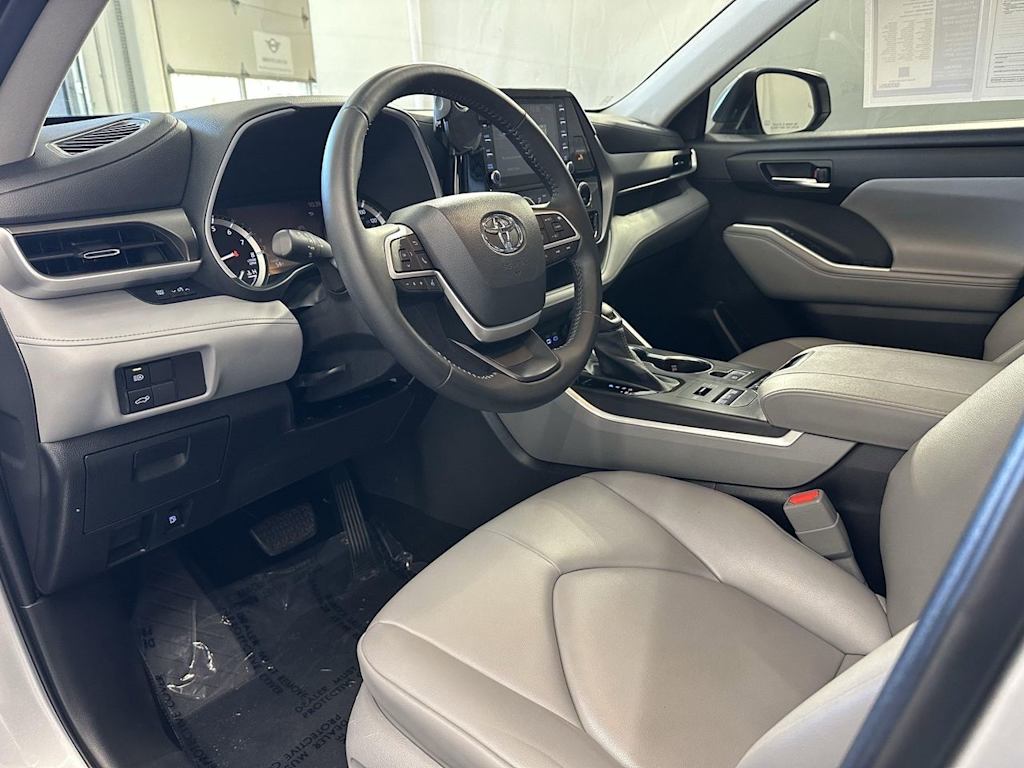 Thumbnail: 2022 Toyota Highlander - 2