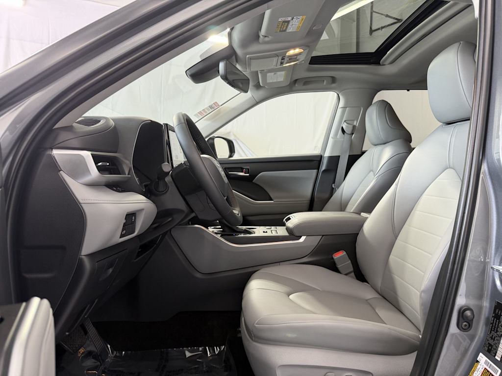 Thumbnail: 2026 Toyota Highlander - 9