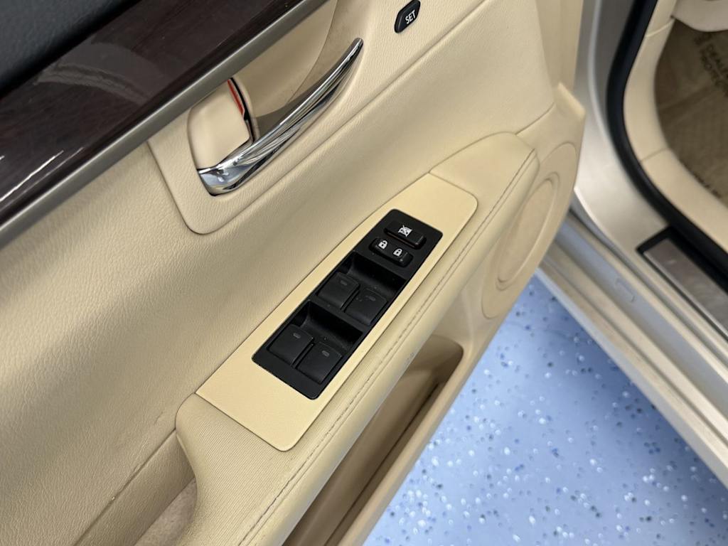 Thumbnail: 2013 Lexus ES - 16