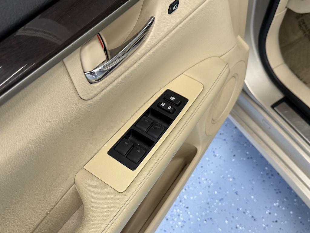 Thumbnail: 2013 Lexus ES - 16