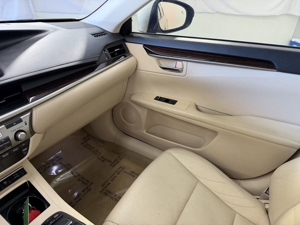 Thumbnail: 2013 Lexus ES - 12