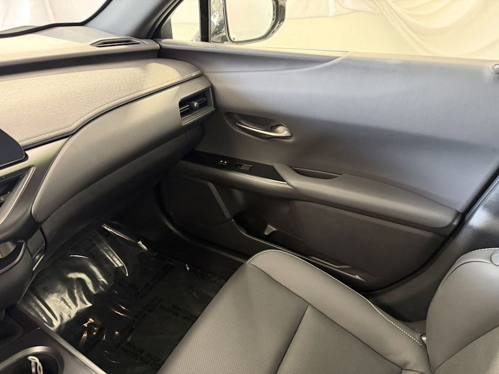 Thumbnail: 2024 Lexus UX - 25