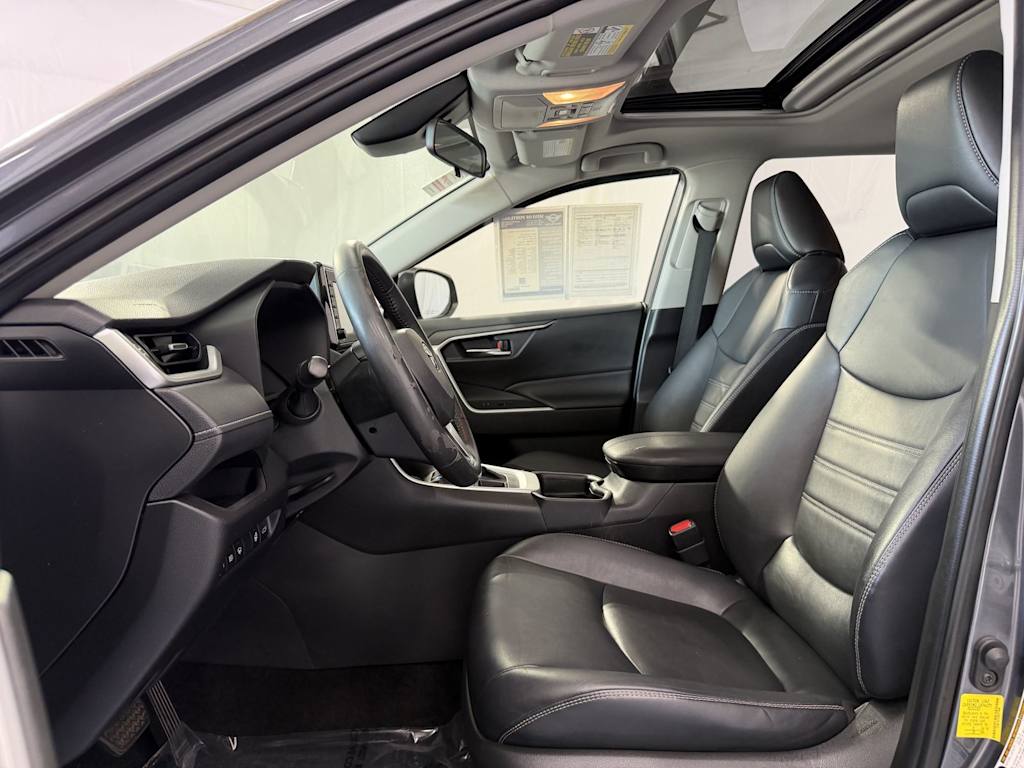 Thumbnail: 2021 Toyota RAV4 - 8