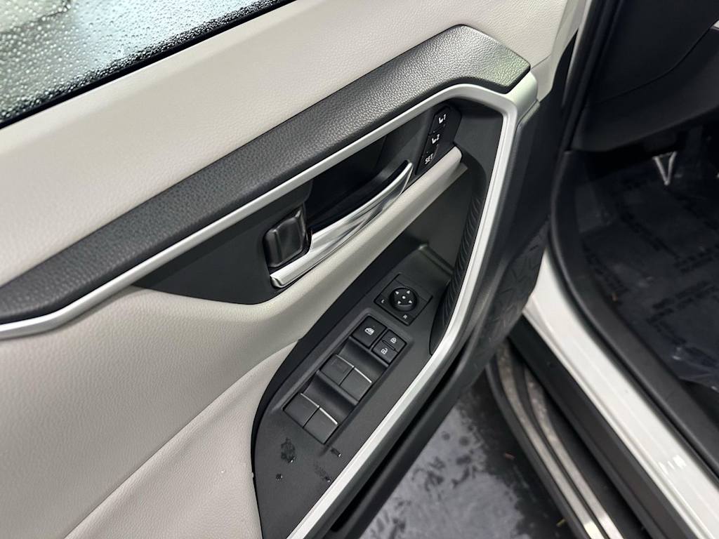 Thumbnail: 2022 Toyota RAV4 - 18