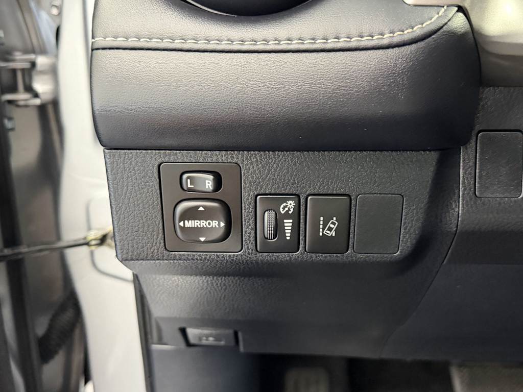 Thumbnail: 2018 Toyota RAV4 - 20