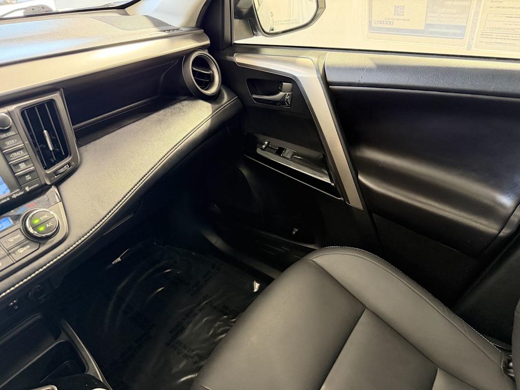 Thumbnail: 2018 Toyota RAV4 - 12