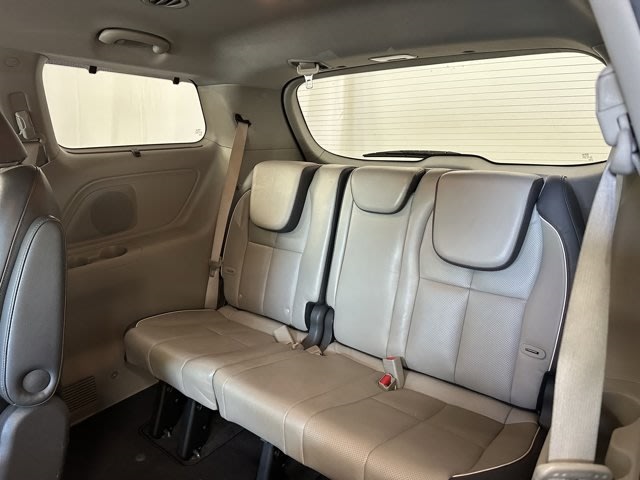 2016 Kia Sedona SX 19