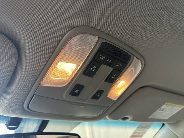 2016 Kia Sedona SX 23