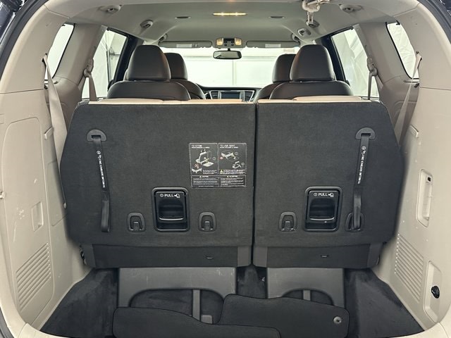 2016 Kia Sedona SX 11