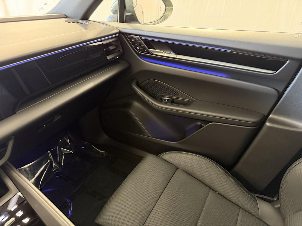 Thumbnail: 2025 Porsche Macan - 11