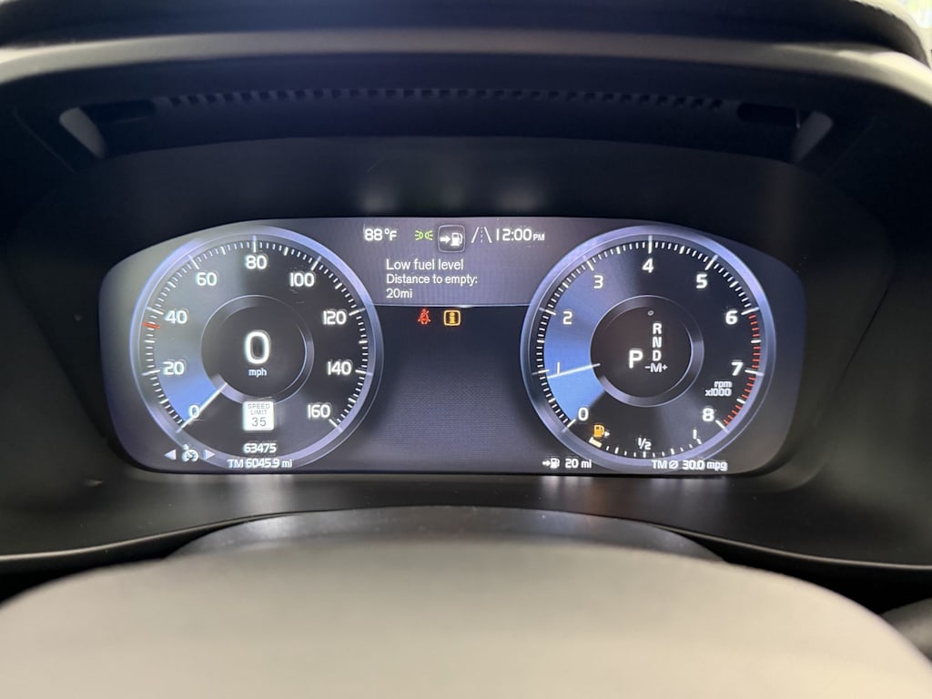 Thumbnail: 2022 Volvo XC40 - 14