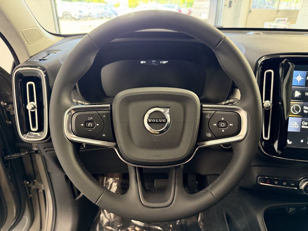 Thumbnail: 2022 Volvo XC40 - 11