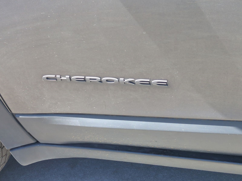 Thumbnail: 2016 Jeep Cherokee - 25