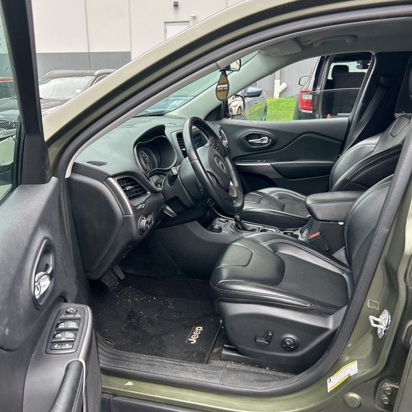 Thumbnail: 2019 Jeep Cherokee - 8