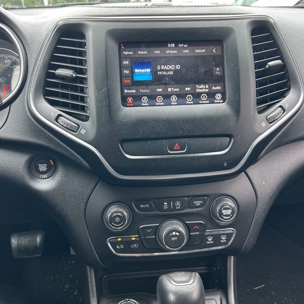 Thumbnail: 2019 Jeep Cherokee - 11