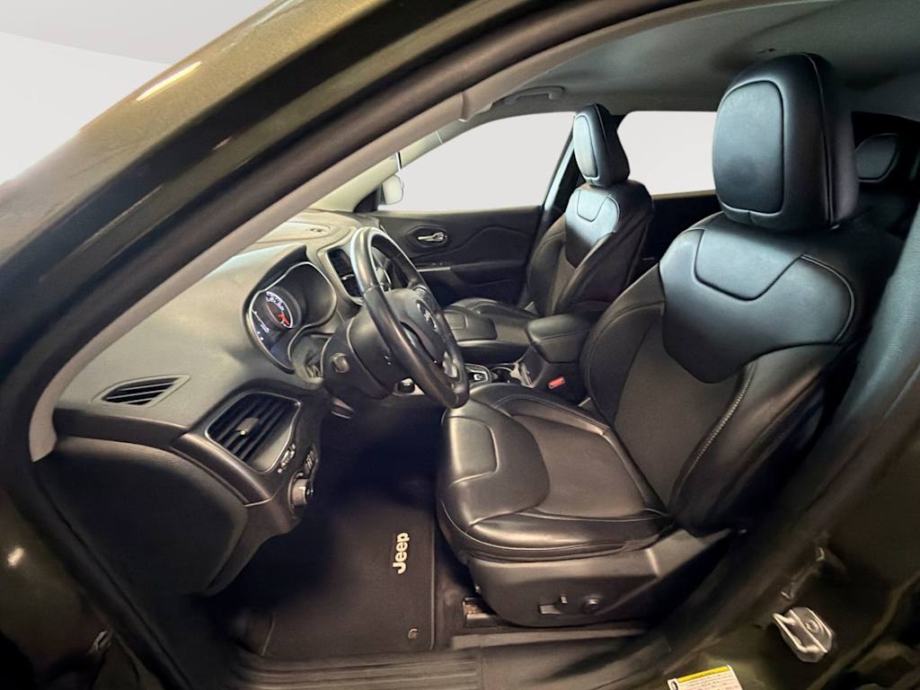 Thumbnail: 2019 Jeep Cherokee - 11
