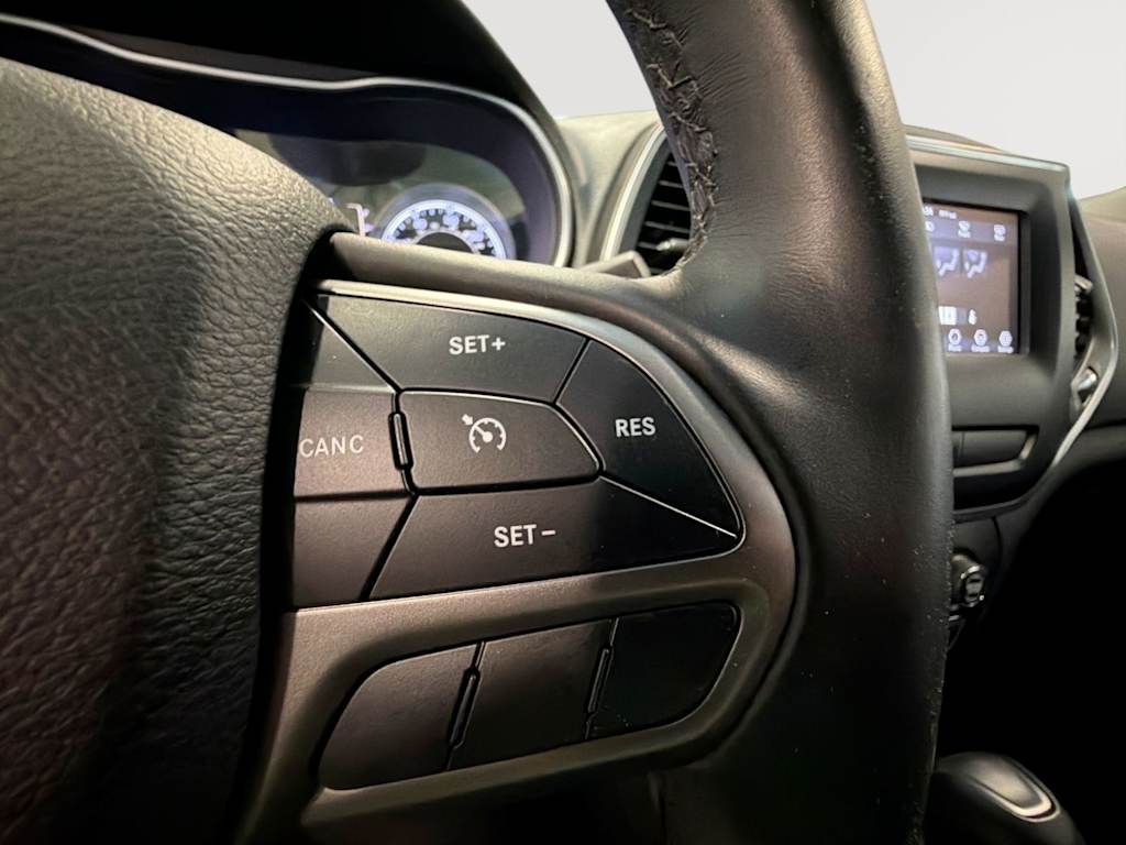 Thumbnail: 2019 Jeep Cherokee - 31
