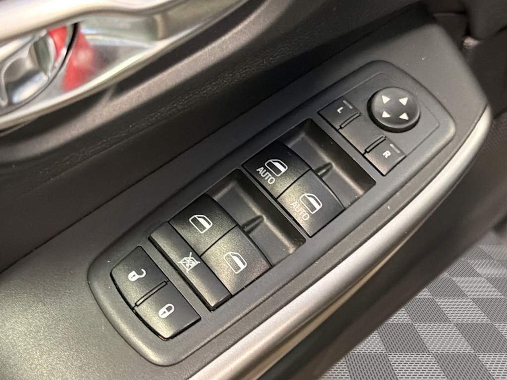 Thumbnail: 2019 Jeep Cherokee - 27