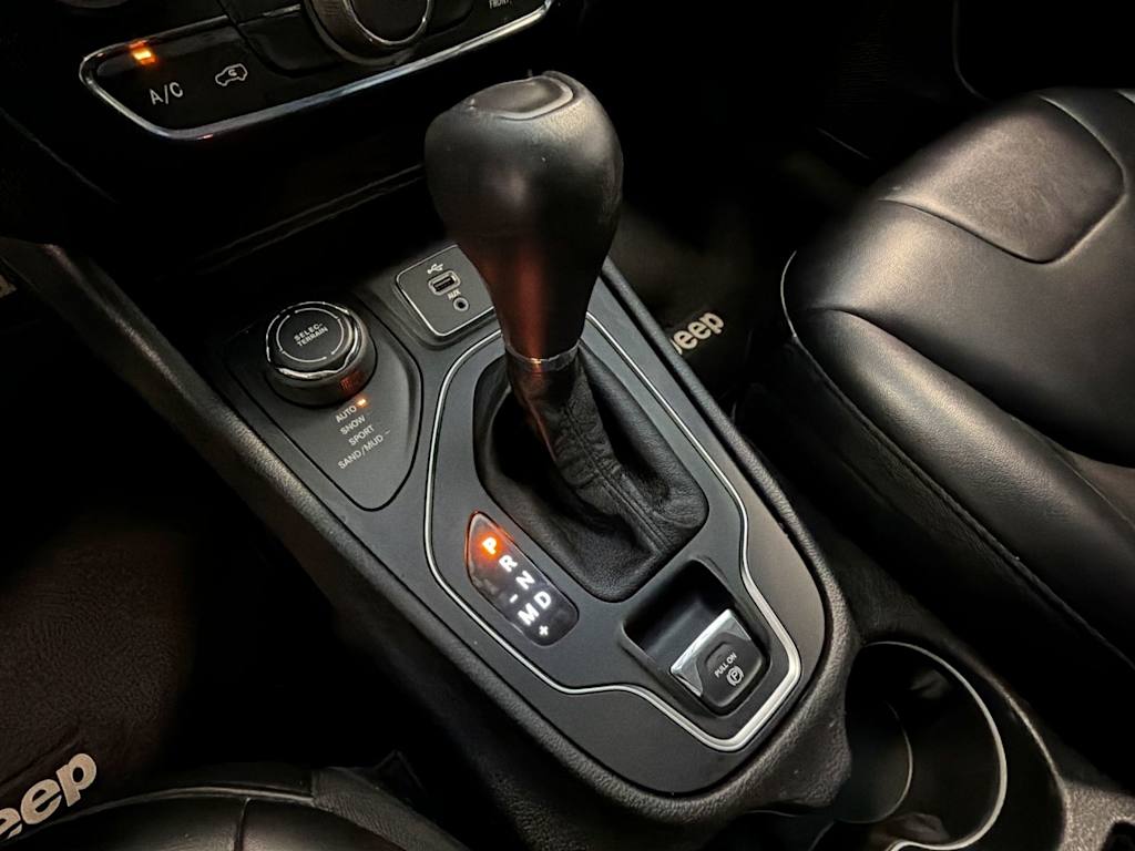 Thumbnail: 2019 Jeep Cherokee - 15
