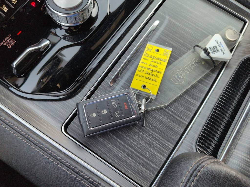 Thumbnail: 2023 Jeep Wagoneer - 36