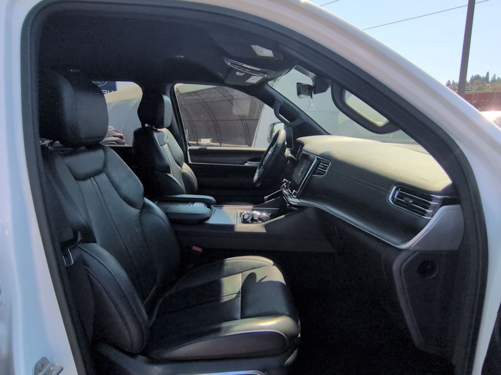 Thumbnail: 2023 Jeep Wagoneer - 12