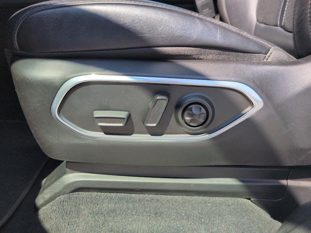 Thumbnail: 2023 Jeep Wagoneer - 25