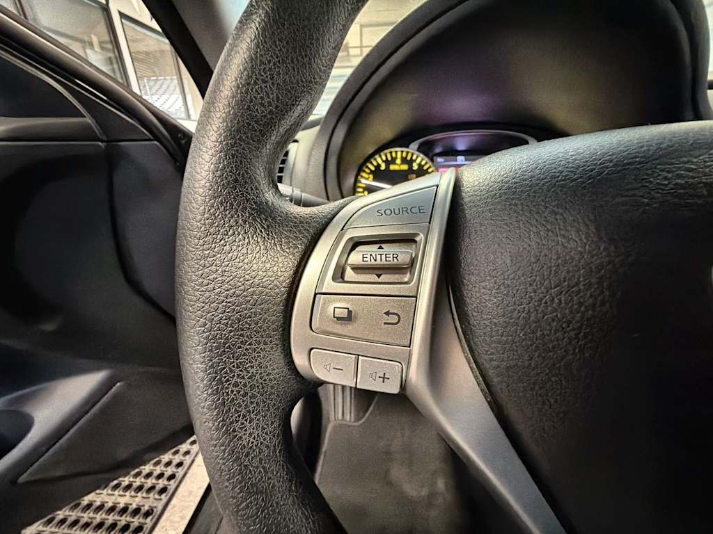 Thumbnail: 2017 Nissan Altima - 32