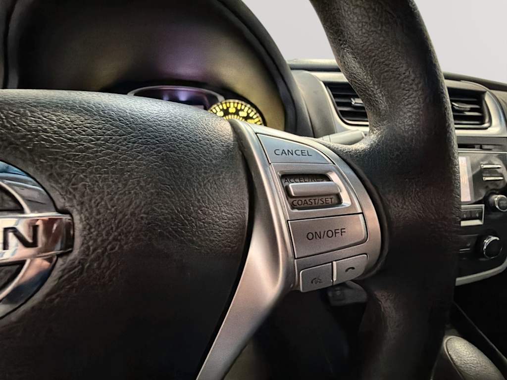 Thumbnail: 2017 Nissan Altima - 32