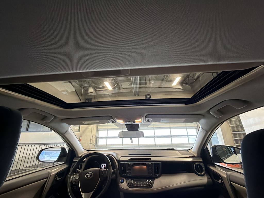 Thumbnail: 2018 Toyota RAV4 - 31