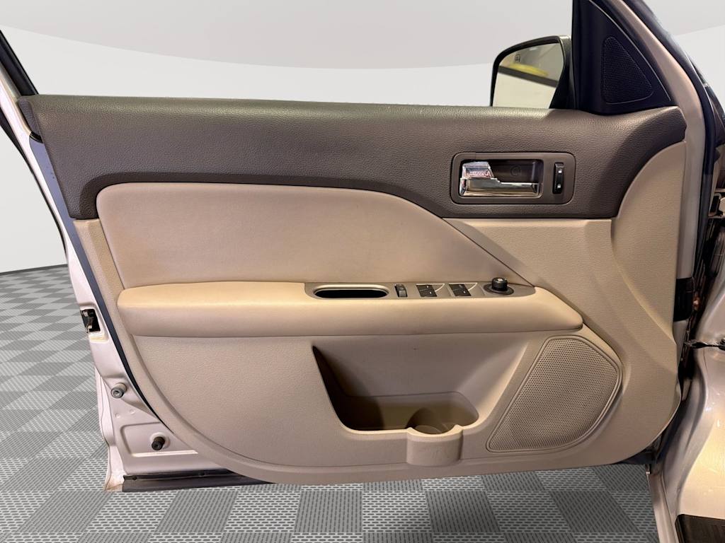 Thumbnail: 2010 Ford Fusion - 24