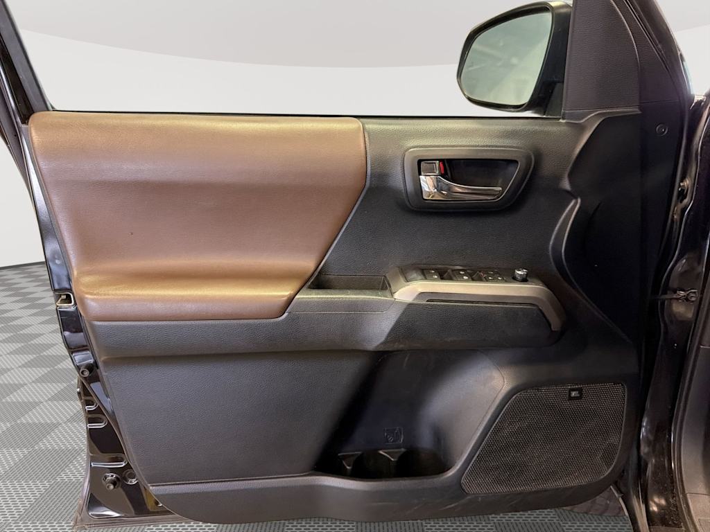 Thumbnail: 2017 Toyota Tacoma - 23
