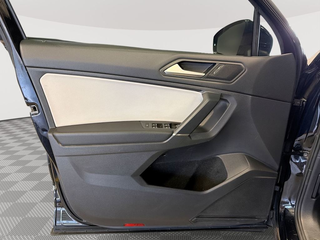 Thumbnail: 2020 Volkswagen Tiguan - 24