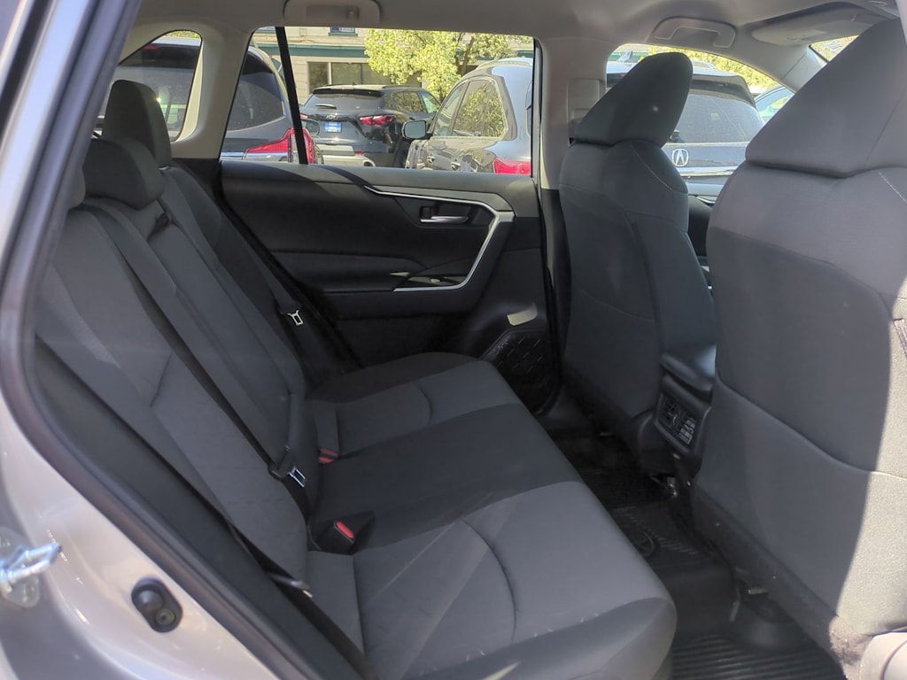 2022 Toyota RAV4 XLE 28