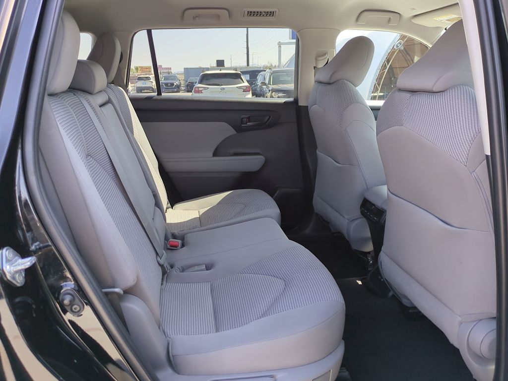 2022 Toyota Highlander LE 29