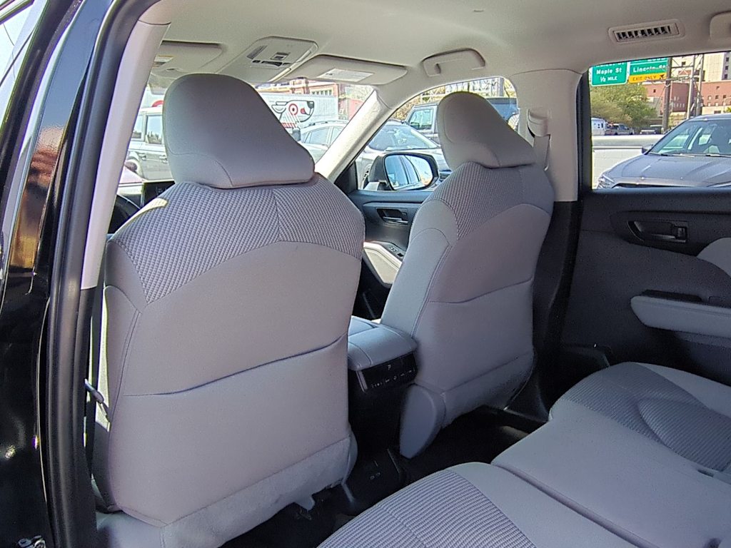 2022 Toyota Highlander LE 13