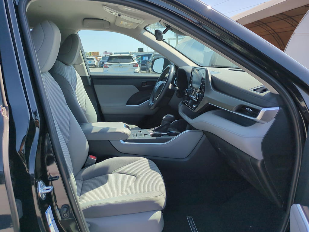 2022 Toyota Highlander LE 12