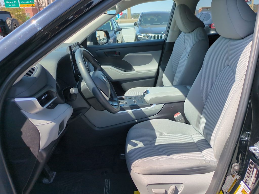 2022 Toyota Highlander LE 11