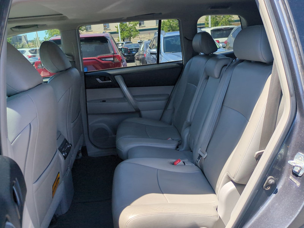 Thumbnail: 2013 Toyota Highlander - 28