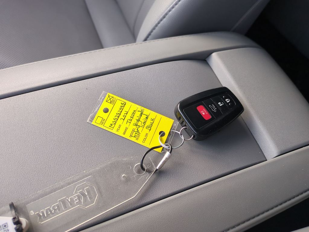 Thumbnail: 2021 Toyota Highlander - 18