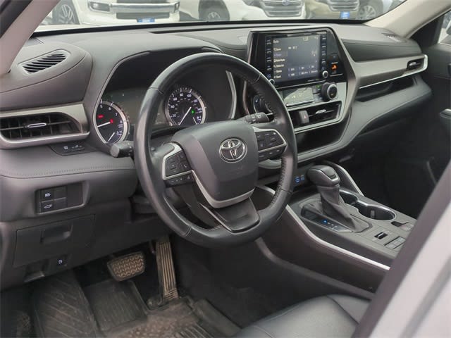 2022 Toyota Highlander XLE 2