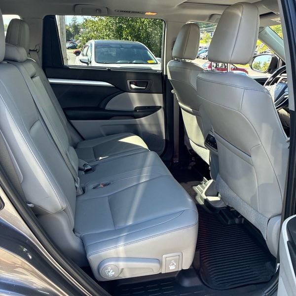 Thumbnail: 2019 Toyota Highlander - 15
