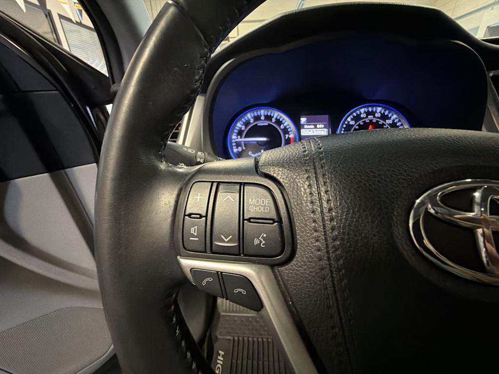 Thumbnail: 2019 Toyota Highlander - 32