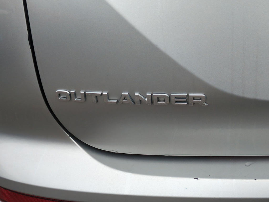 Thumbnail: 2023 Mitsubishi Outlander - 7
