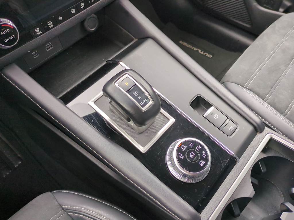 Thumbnail: 2023 Mitsubishi Outlander - 16