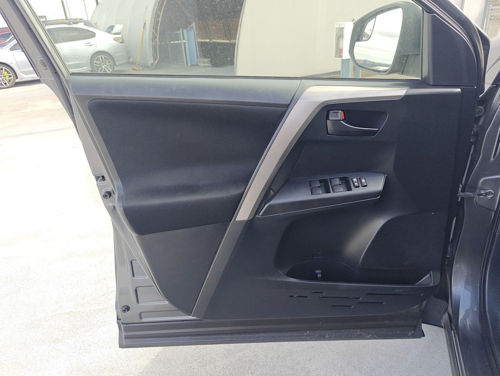 2017 Toyota RAV4 LE - Photo 24