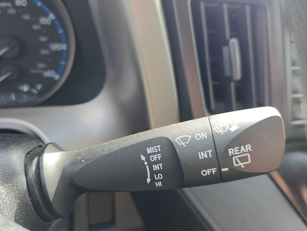 2017 Toyota RAV4 LE - Photo 31