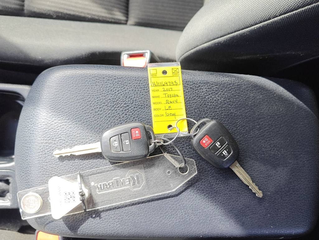 2017 Toyota RAV4 LE - Photo 18