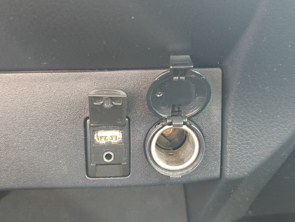 2017 Toyota RAV4 LE - Photo 35